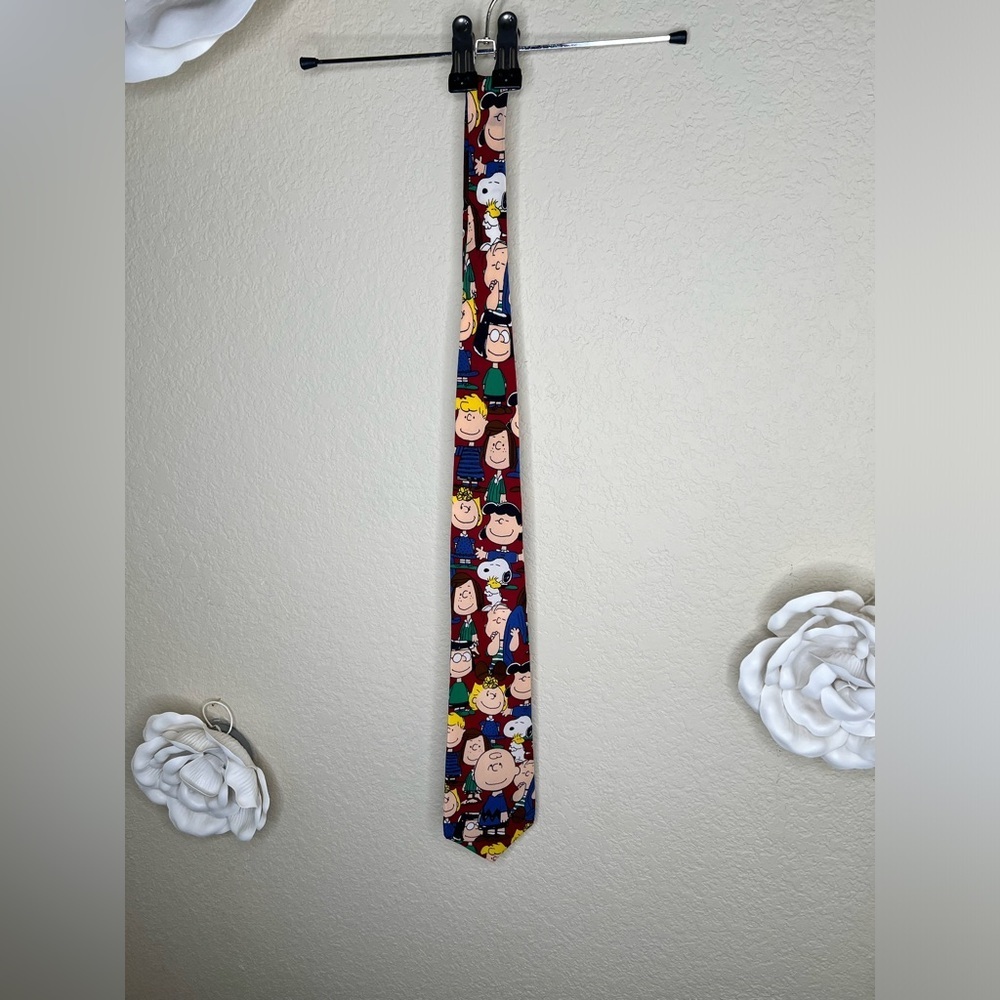 Vintage Peanuts 100% Silk Maroon Background Charlie Brown & Gang Tie